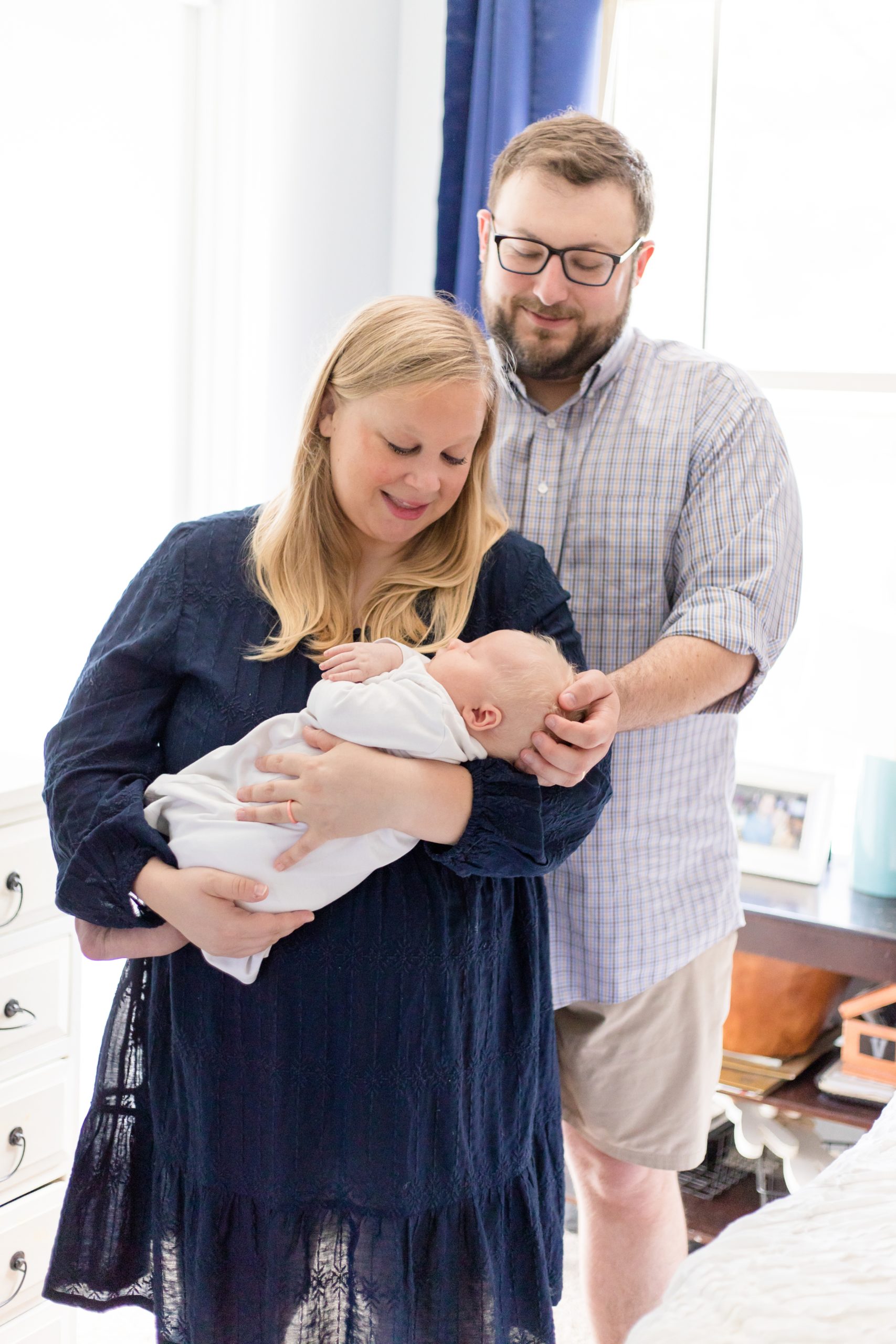 Lifestyle newborn session with family photography team Wisp + Willow Photography Co. Today on the blog we're talking about why choosing a full session might be best for your family. Click to read more now! 
