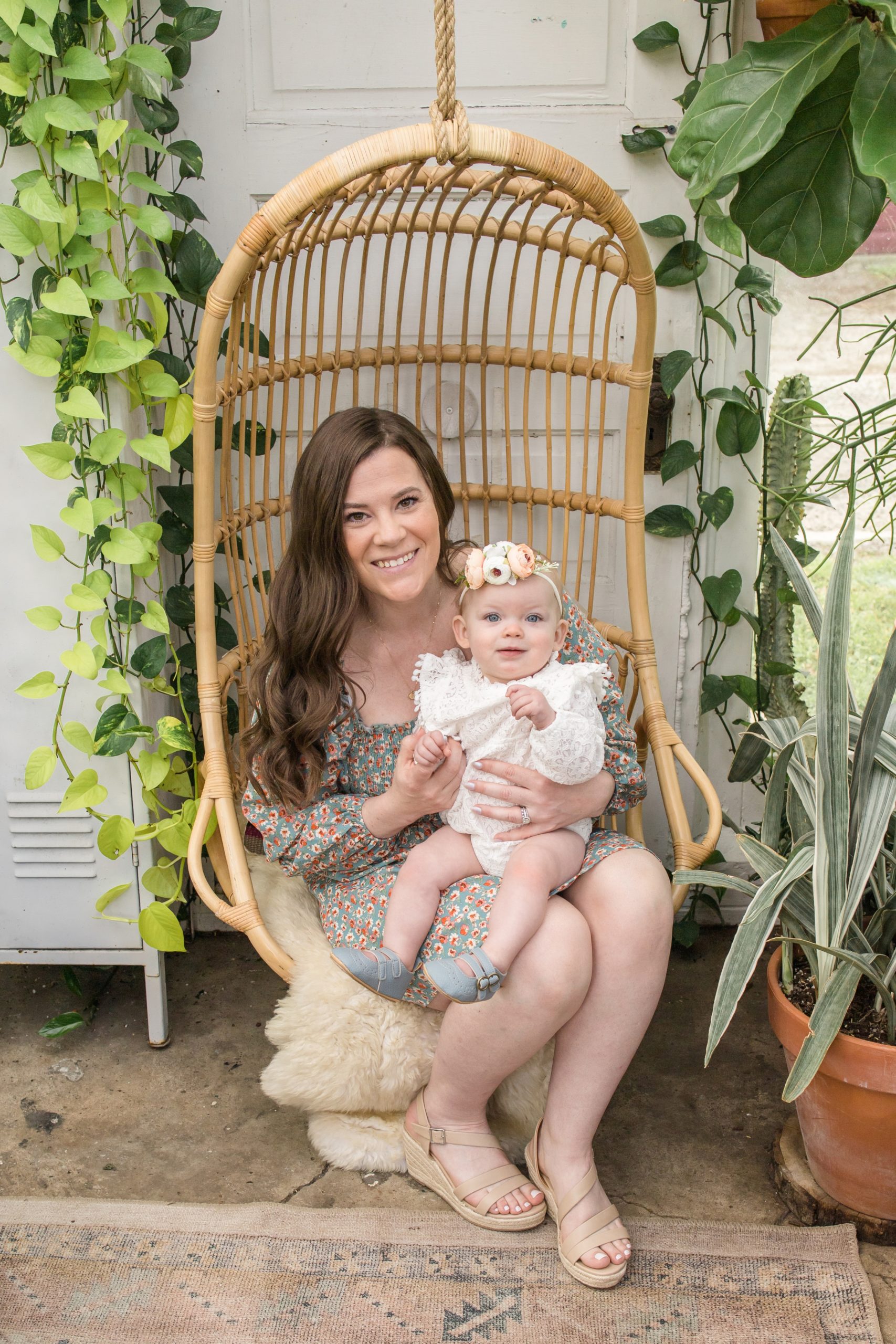 Mom sits in stunning chair during spring mini session at East Nash Greenhouse in Nashville, Tennessee. Click to see more from this set of minis from Wisp + Willow Photography Co. on the blog now! 
