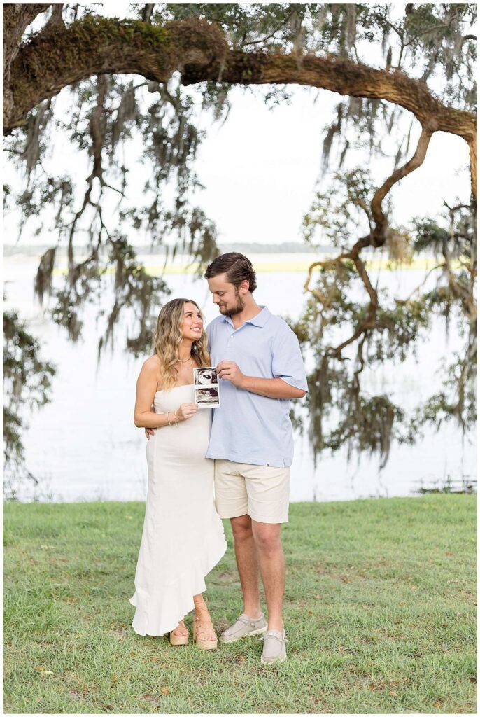 Beautiful Savannah maternity session captured by Wisp + Willow Photography Co. at the Isle of Hope Marina was the perfect backdrop for this maternity session!  Click to see more of these parents-to-be on the blog today!