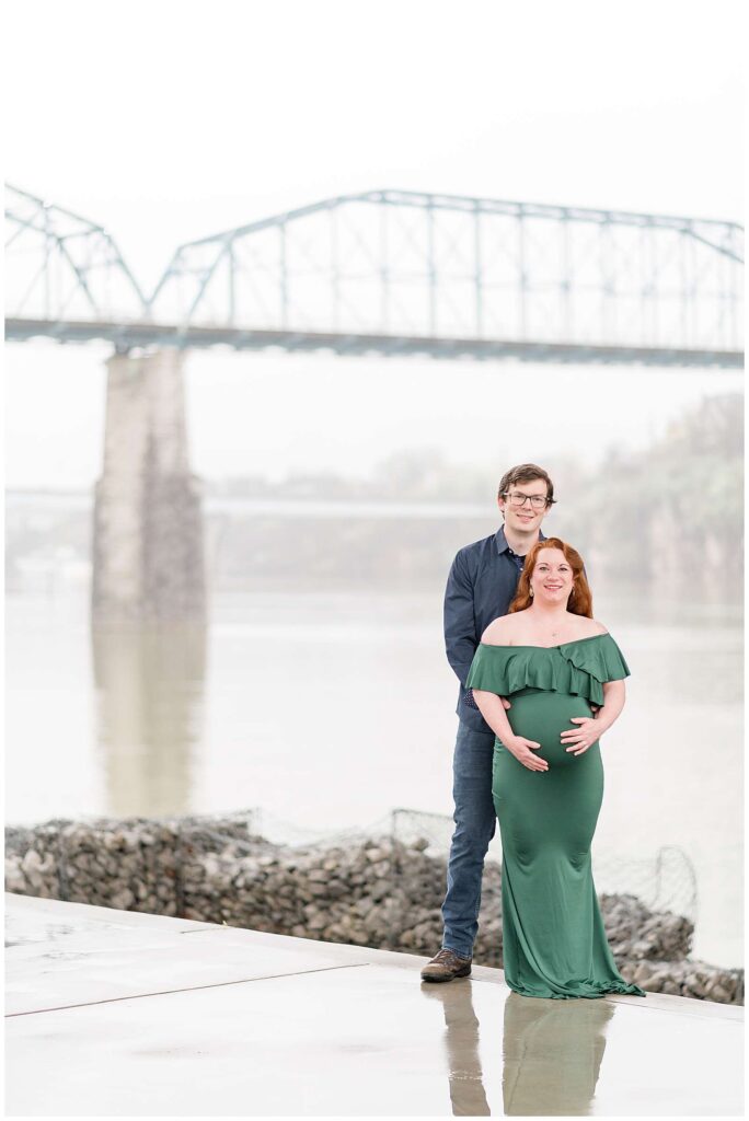 Chattanooga maternity photographer, Wisp + Willow Photography Co, take pictures of couple at Coolidge Park in TN during the rain.  